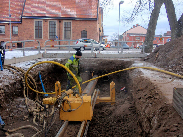 Grundläggning med hammarborrning under en bro, för stabila fundament i hård mark