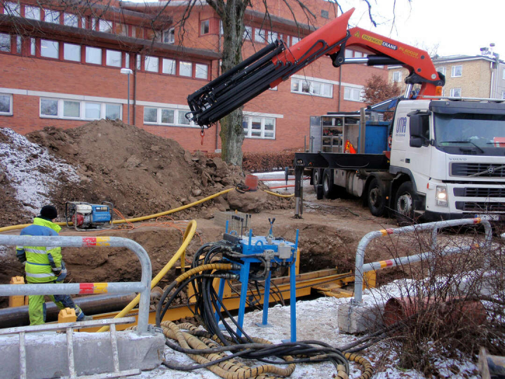 Hammarborrmaskin som används för att borra genom sten och hård mark för installation